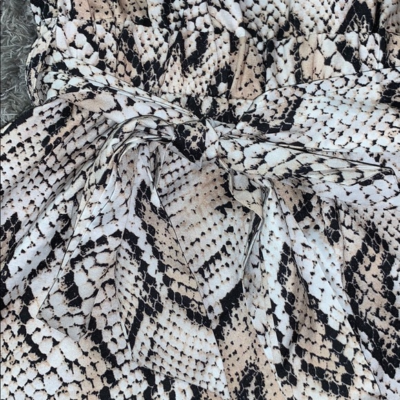 Tie belt snakeskin shorts - Picture 2 of 4